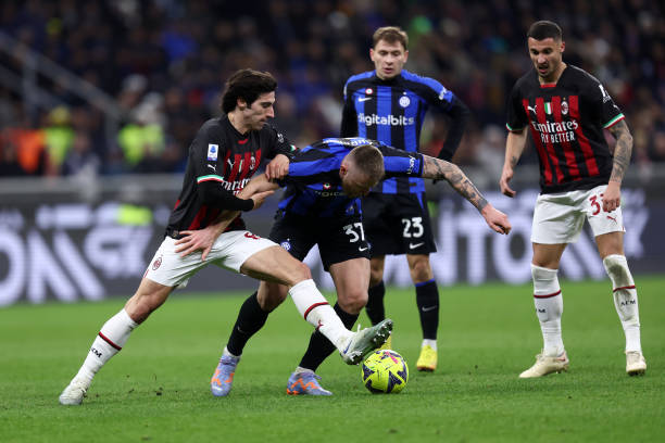 海南三亚上演真人版“一苇渡江”.